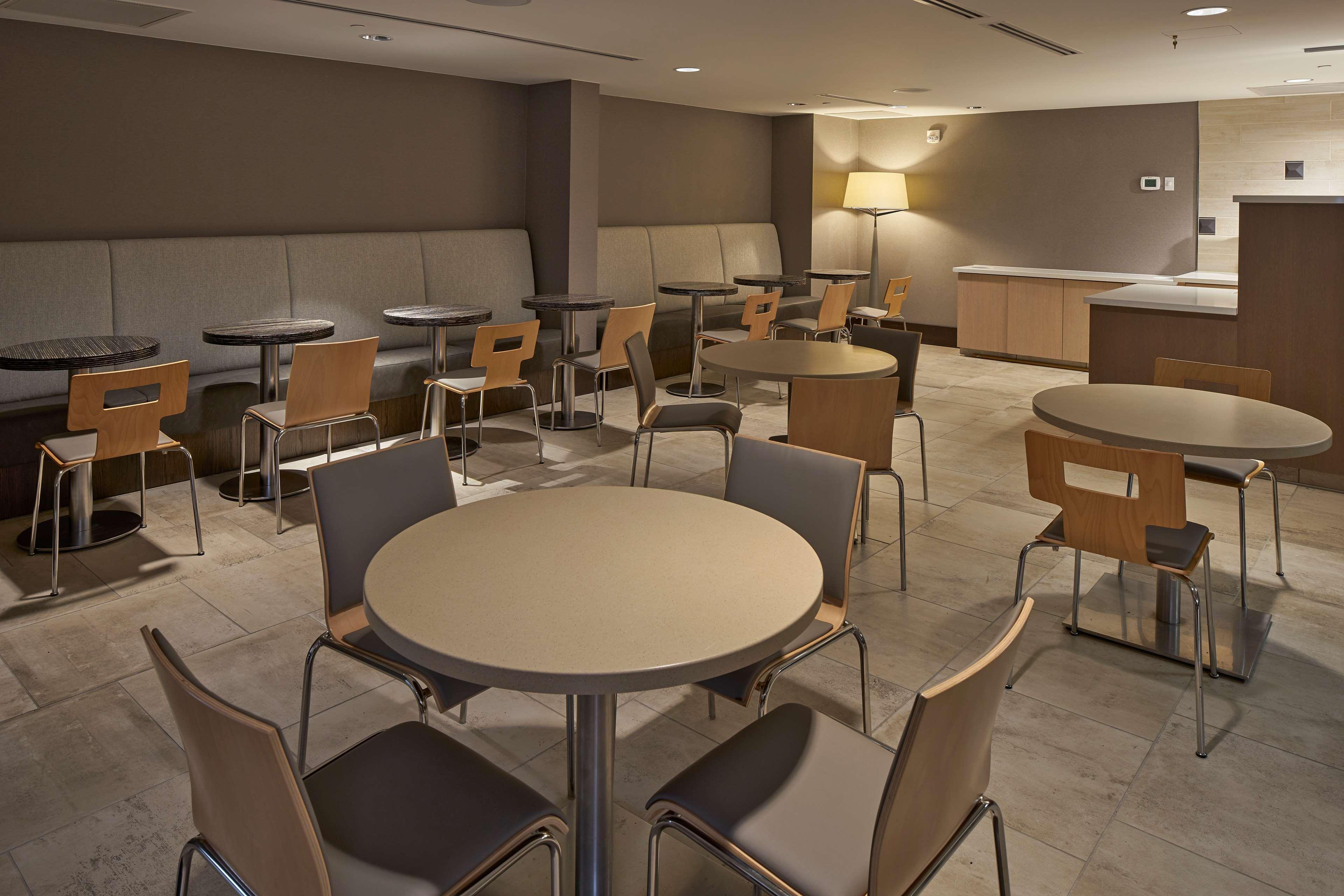 Hilton North Hills Hotel 3*