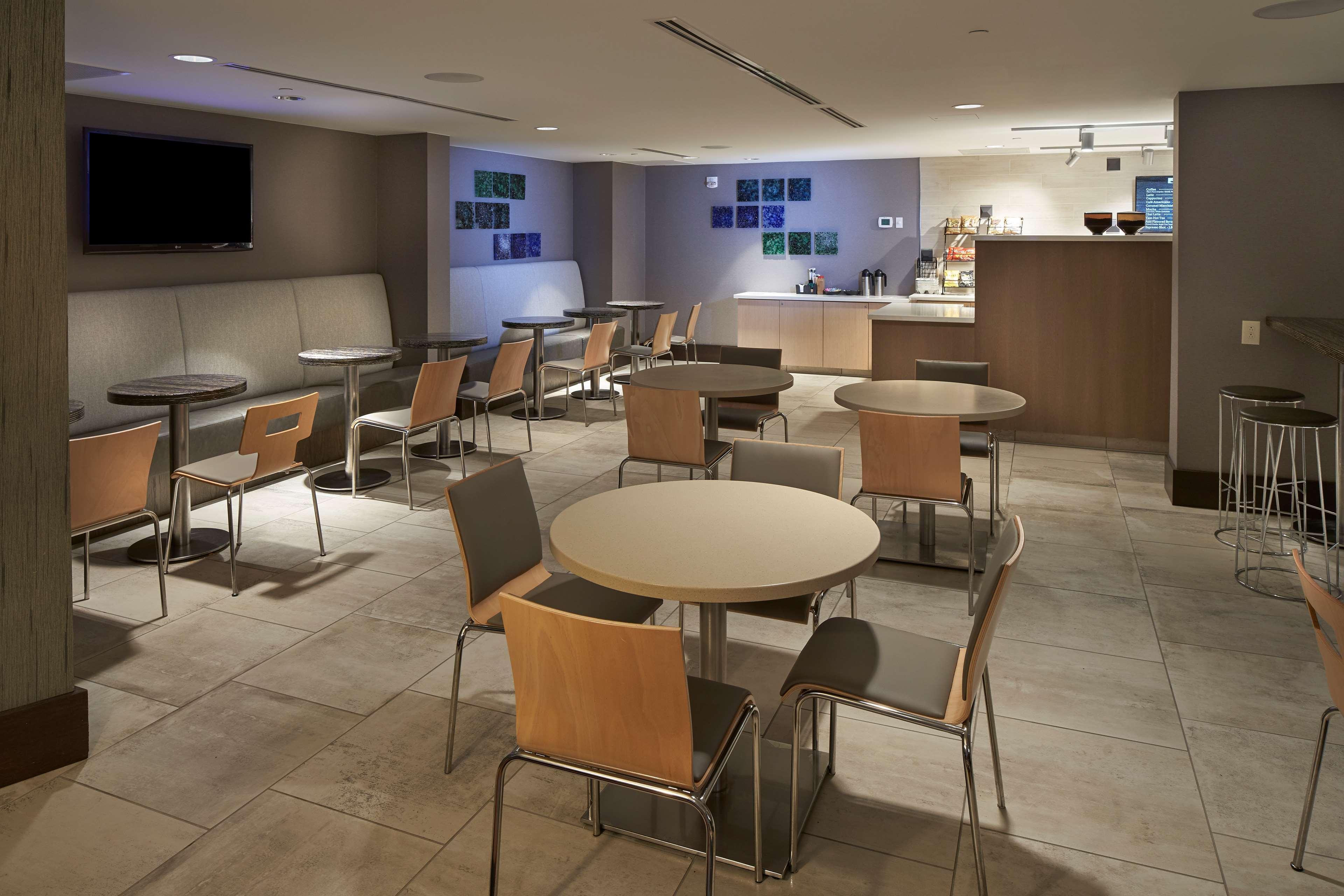 Hilton North Hills 3*
