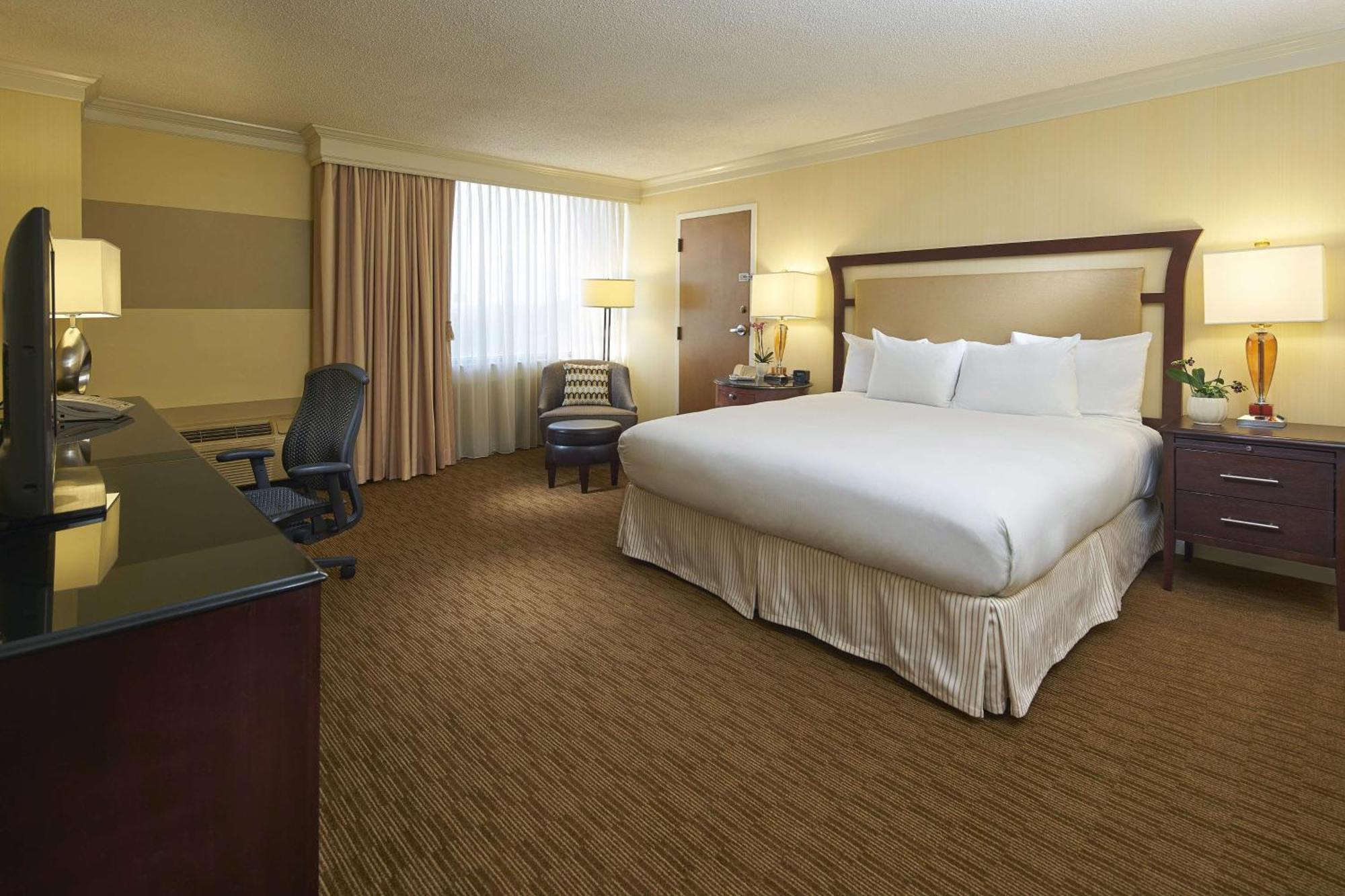 Hotel Hilton North Hills 3*
