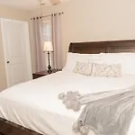 Beautiful Spacious 4 Bedroom House , Sleeps 8+