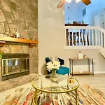 Charming Three Bedroom Home With King Bed And Fire Pit