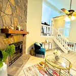 Charming Three Bedroom Home With King Bed And Fire Pit