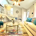 Charming Three Bedroom Home With King Bed And Fire Pit