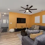 Stylish Getaway Near City Center And Amphitheater