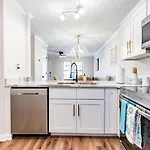 Beautiful 2 Bdr Townhome W King Bed And Free Wifi