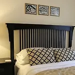 Delightful Townhome - Central Raleigh Location
