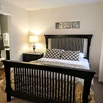 Delightful Townhome - Central Raleigh Location