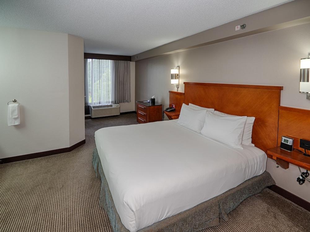 Hyatt Place North Midtown 3*