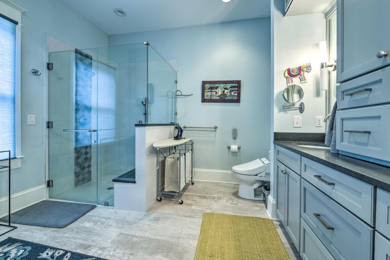 Elegant With Porch, Walk Downtown! Holiday home