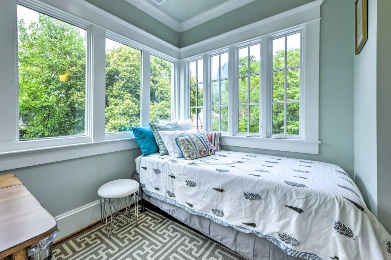 Elegant With Porch, Walk Downtown! Holiday home *