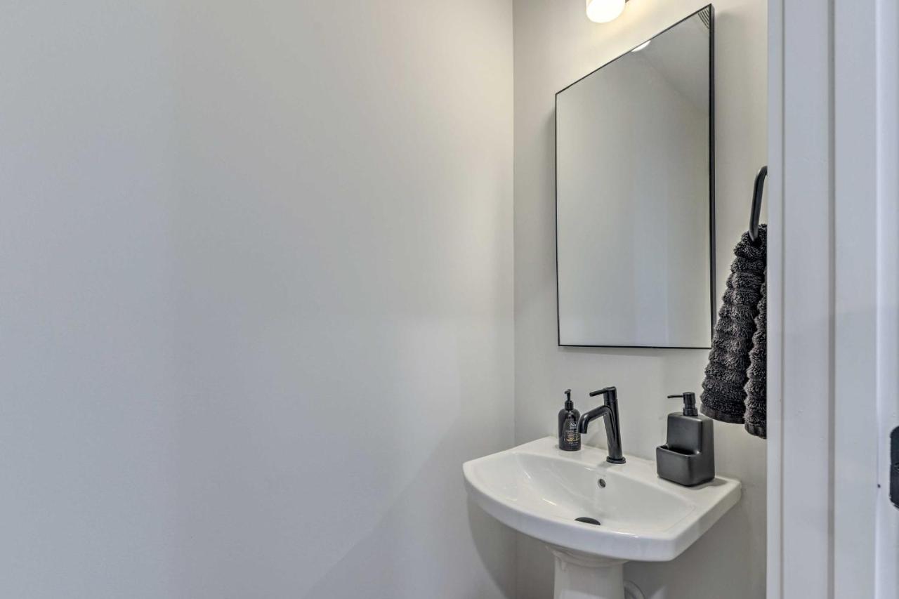 Contemporary About 2 Mi To Downtown! Raleigh