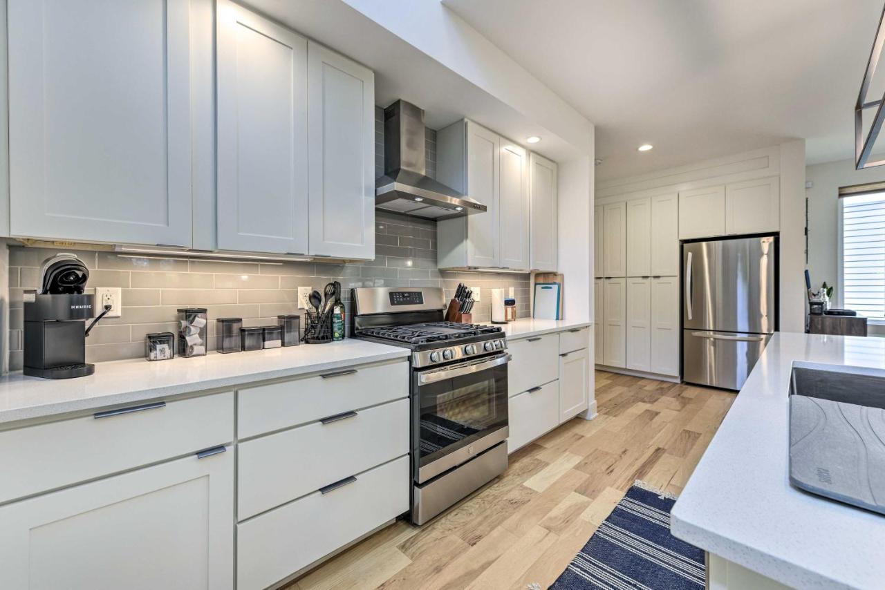 Holiday home Contemporary About 2 Mi To Downtown!