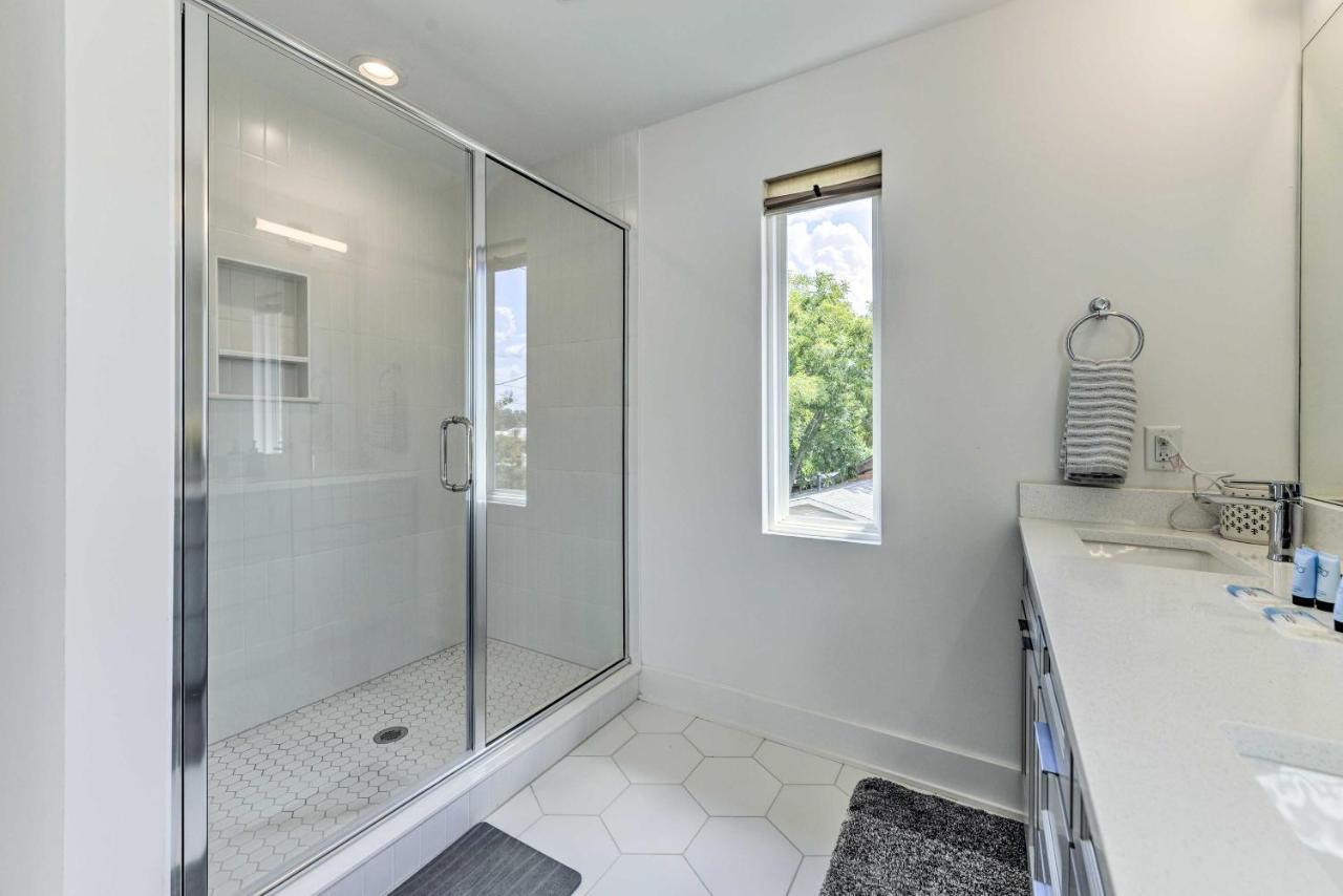 Contemporary About 2 Mi To Downtown! Holiday home *