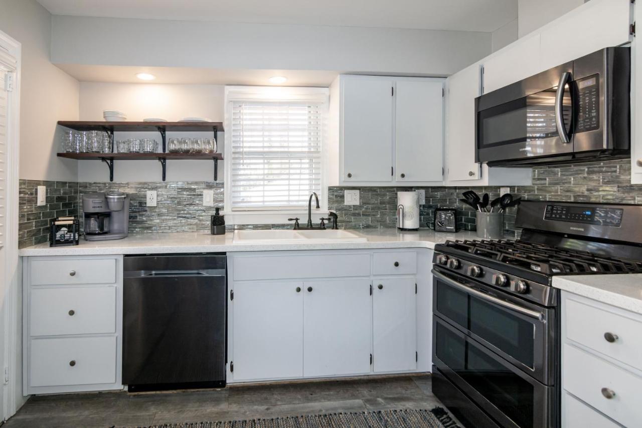Stylish & Comfy 5 Location Private Backyard Updated Close To Downtown Walkable Casa de férias