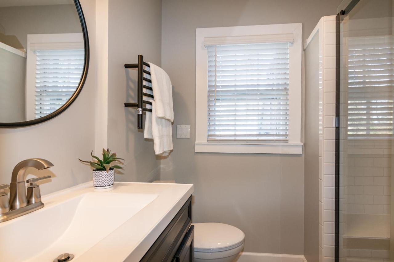 Casa de férias Stylish & Comfy 5 Location Private Backyard Updated Close To Downtown Walkable