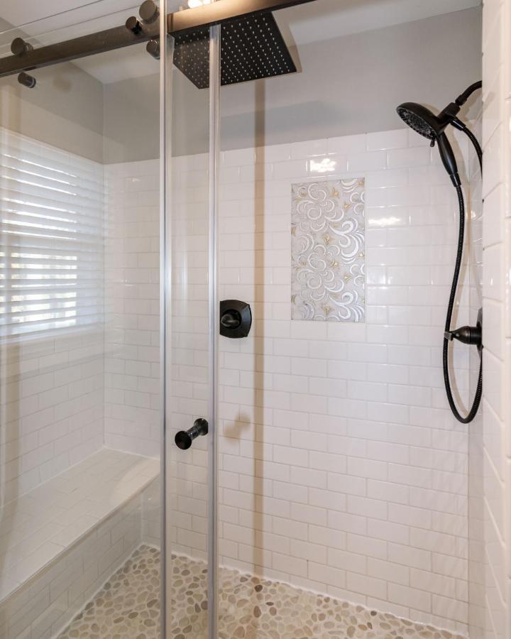Stylish & Comfy 5 Location Private Backyard Updated Close To Downtown Walkable Casa de férias