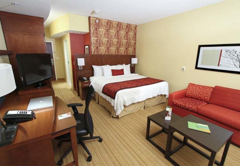 Courtyard By Marriott North/triangle Town Center Hotel