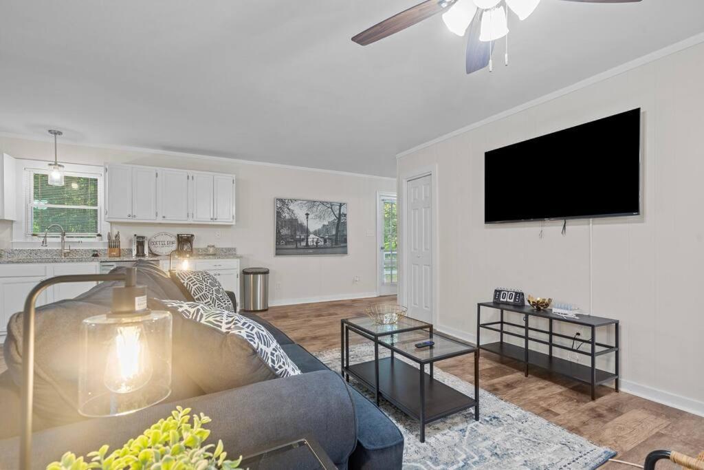 Casa de férias Spacious Home- Near Airport, Crabtree Mall & Food *
