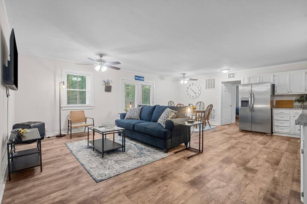 Casa de férias Spacious Home- Near Airport, Crabtree Mall & Food Raleigh