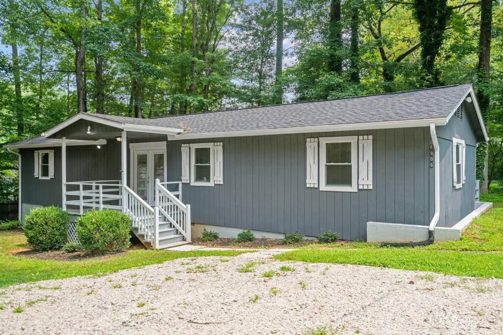 Casa de férias Spacious Home- Near Airport, Crabtree Mall & Food