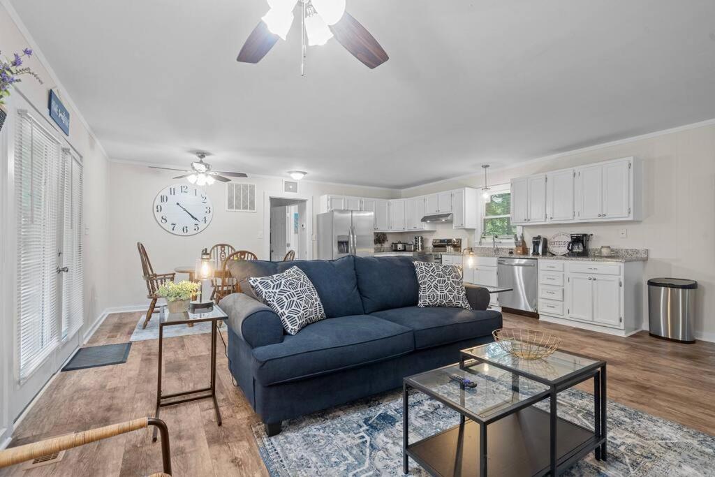 Spacious Home- Near Airport, Crabtree Mall & Food Casa de férias Raleigh