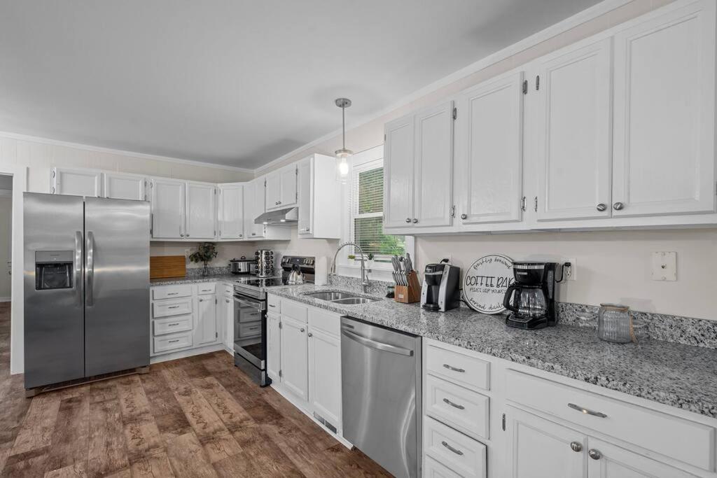 Spacious Home- Near Airport, Crabtree Mall & Food Casa de férias