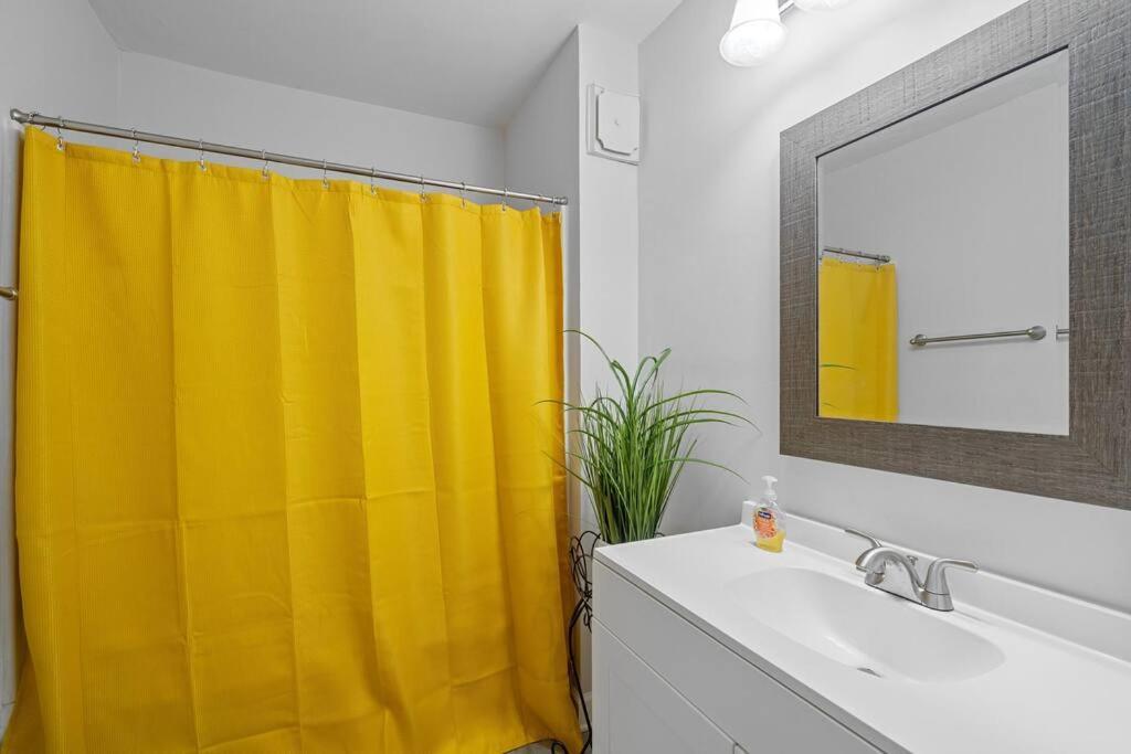 Casa de férias Spacious Home- Near Airport, Crabtree Mall & Food *
