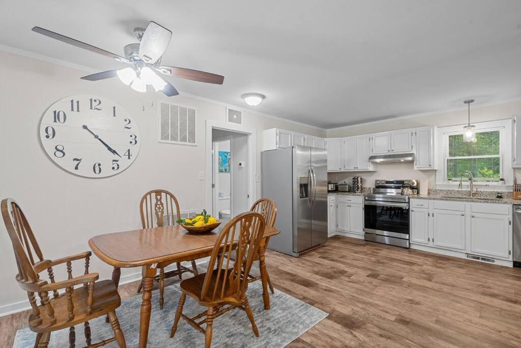 Casa de férias Spacious Home- Near Airport, Crabtree Mall & Food