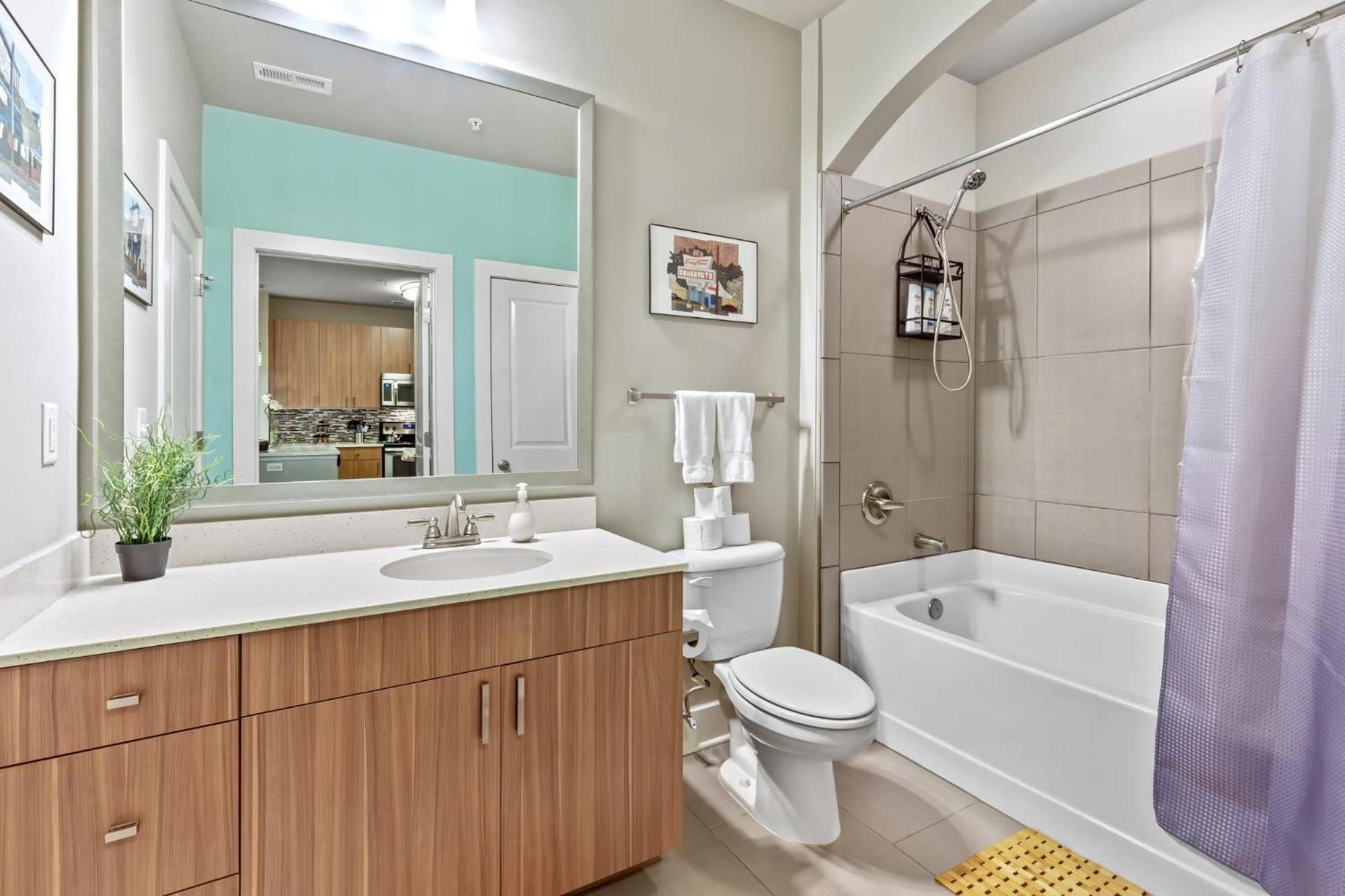 Apartment City Living In Downtown Luxury Apt 2 *