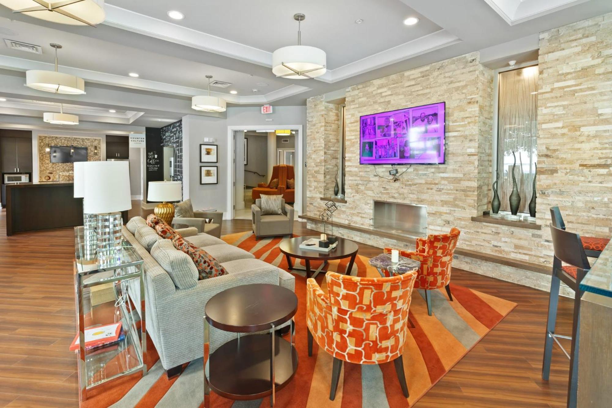 Apartment City Living In Downtown Luxury Apt 2 *