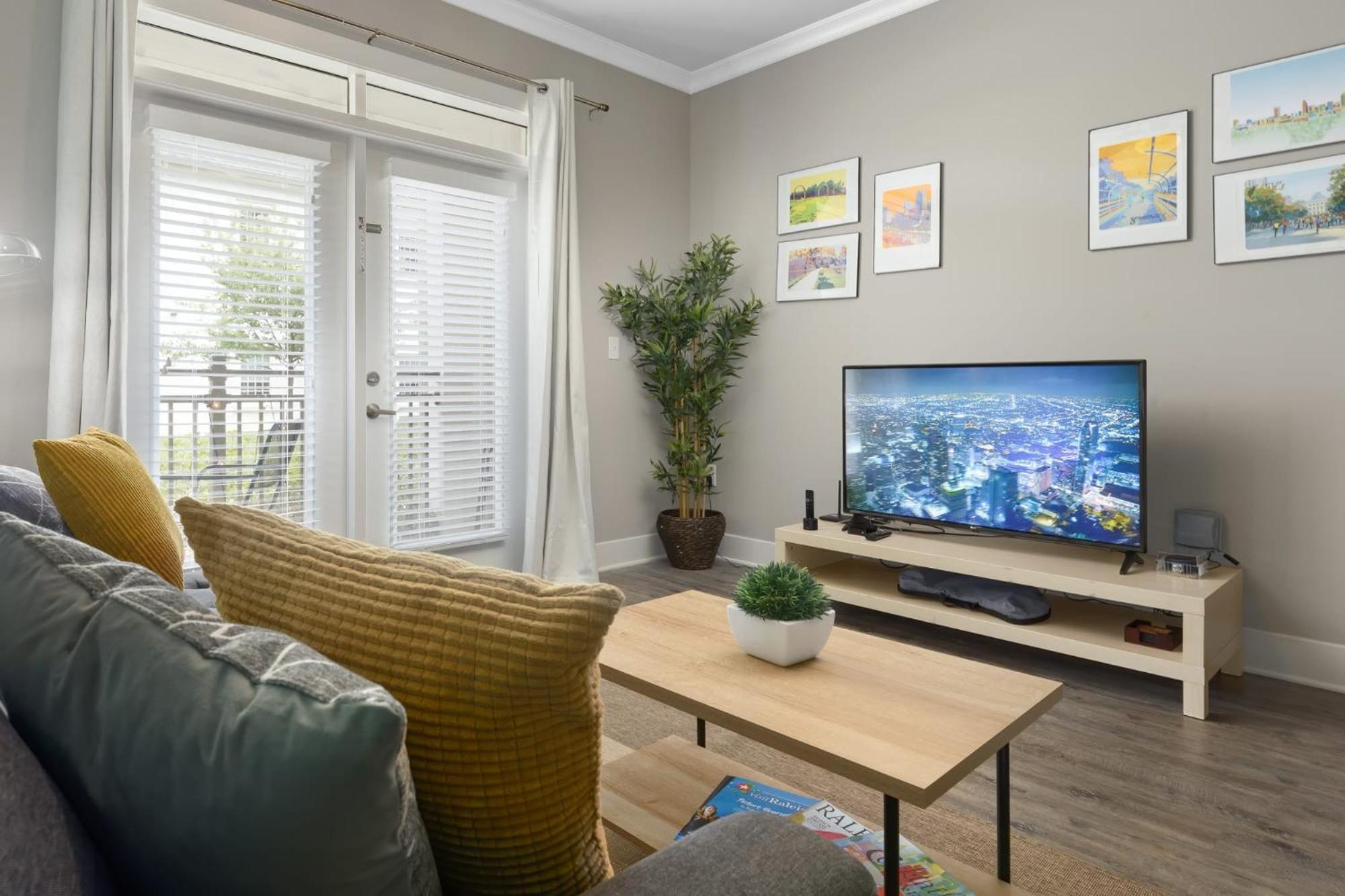 City Living In Downtown Luxury Apt 2 *
