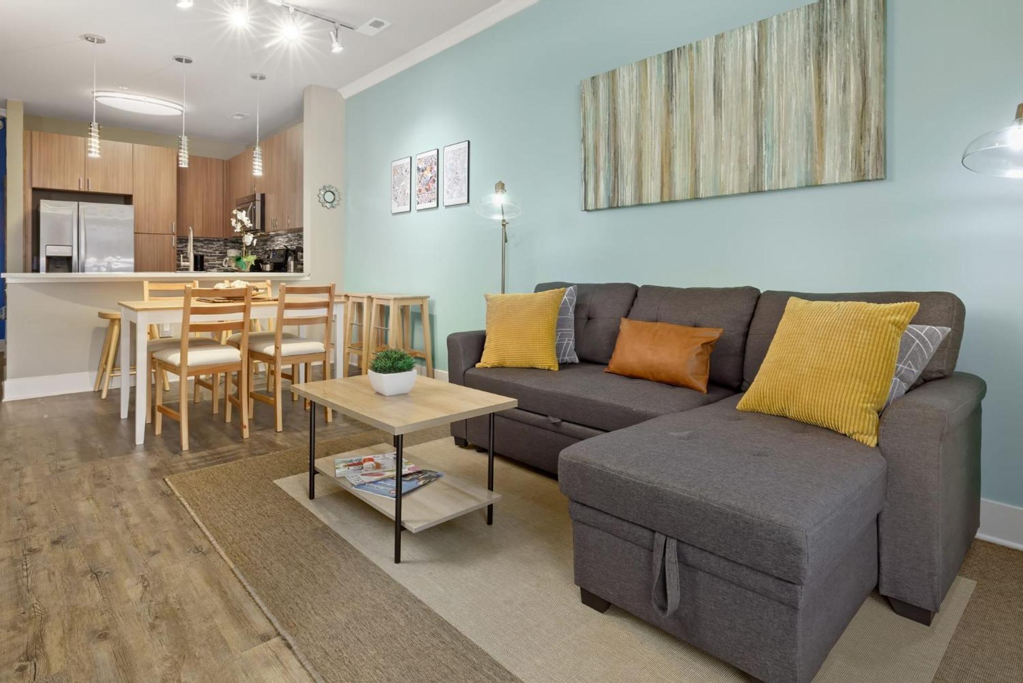 Apartment City Living In Downtown Luxury Apt 2