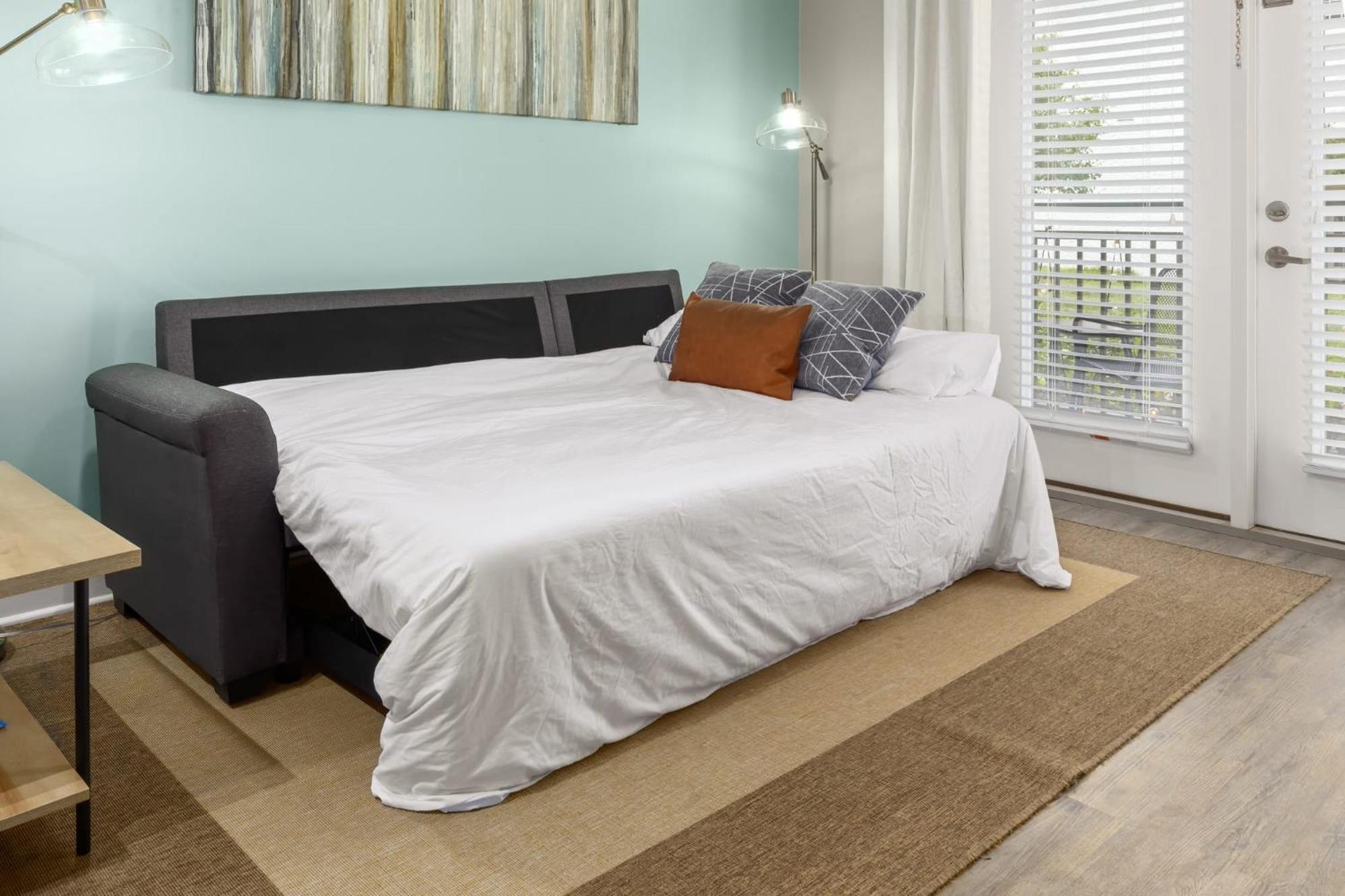 Apartment City Living In Downtown Luxury Apt 2 *