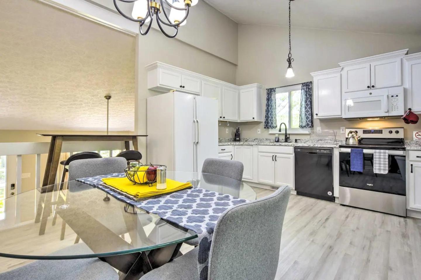 Charming Three Bedroom With King Bed And Fire Pit Casa de férias Raleigh