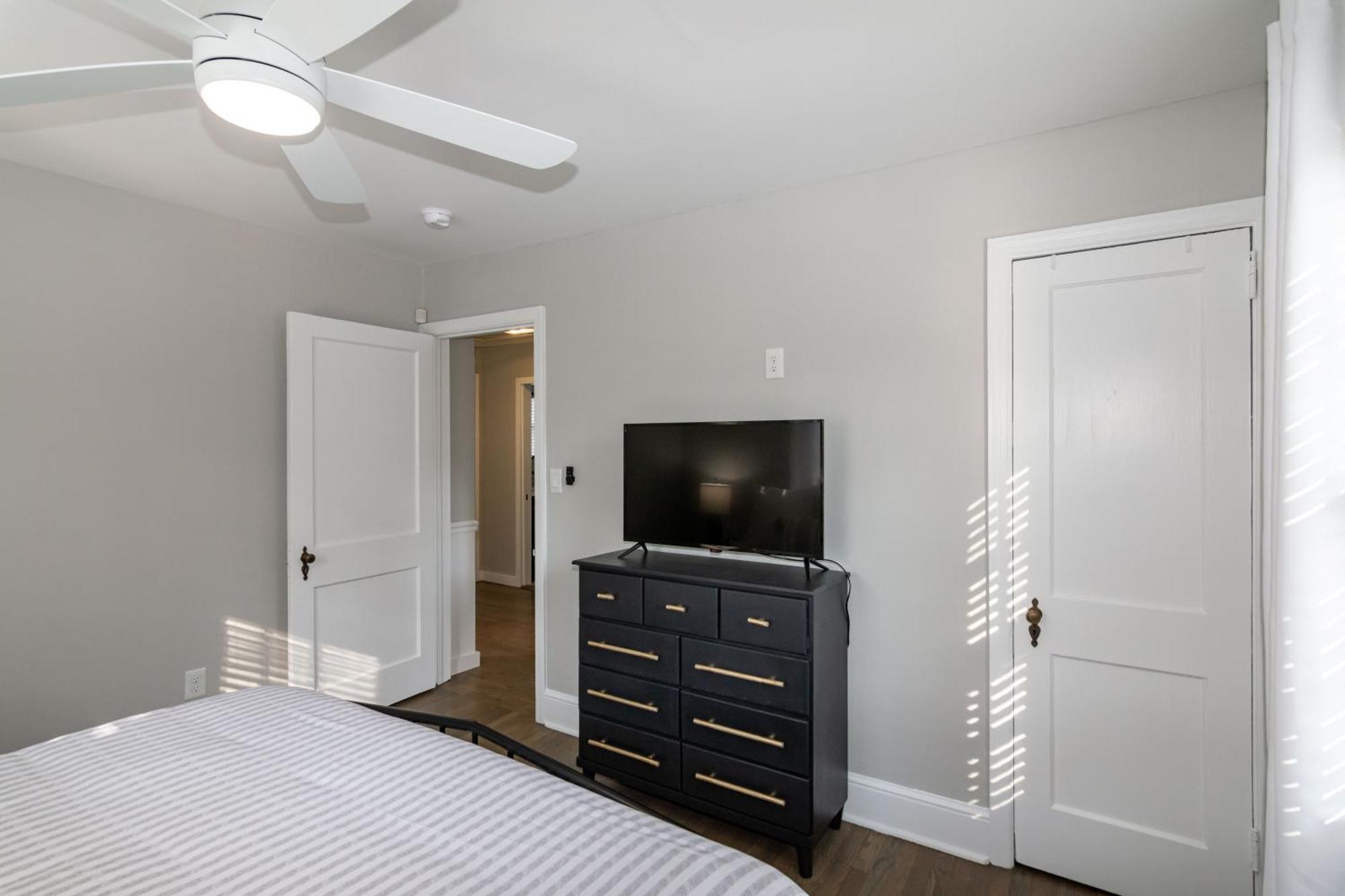 Stylish & Comfy 5 Location Private Backyard Updated Close To Downtown Walkable Casa de férias *