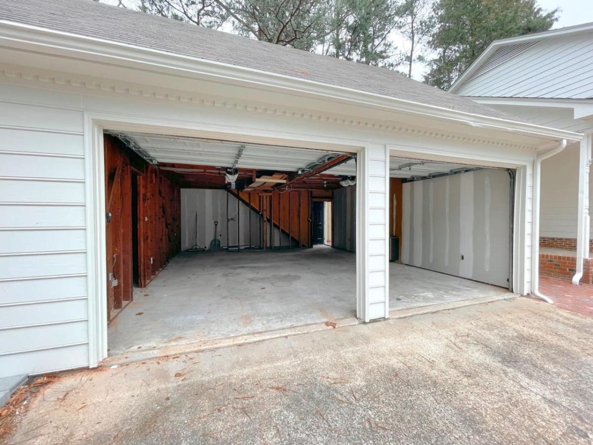 Fenced-in 4 Bedroom 2mi North Hills, Garage, Storage Holiday home