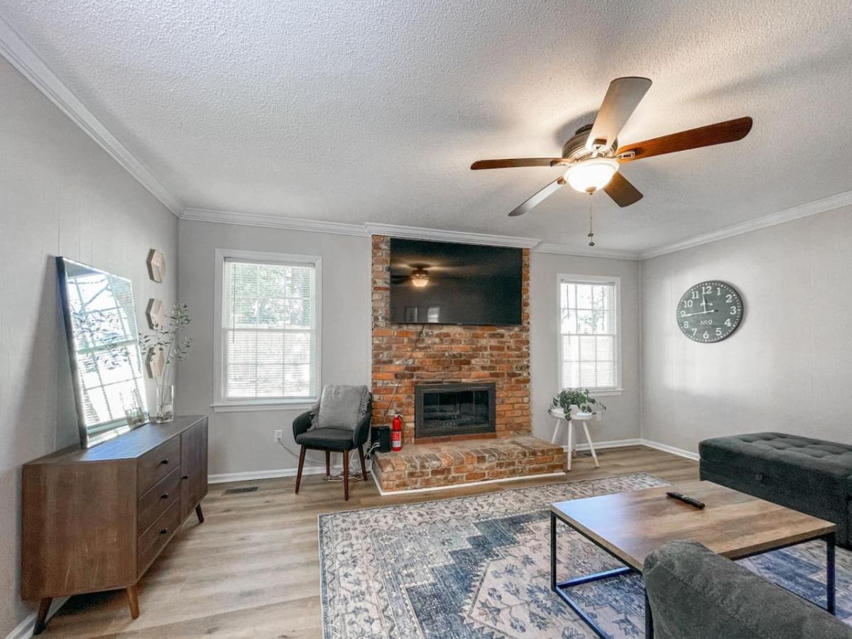 Fenced-in 4 Bedroom 2mi North Hills, Garage, Storage *