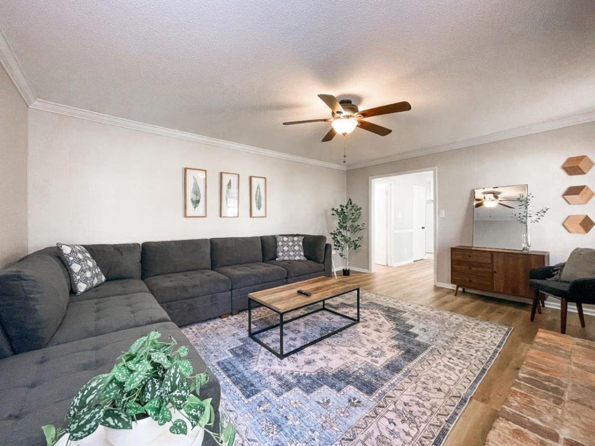 Fenced-in 4 Bedroom 2mi North Hills, Garage, Storage Holiday home *