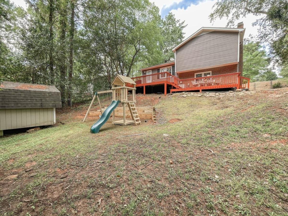 Fenced-in 3 Bedroom Swingset, Carport, North Holiday home *