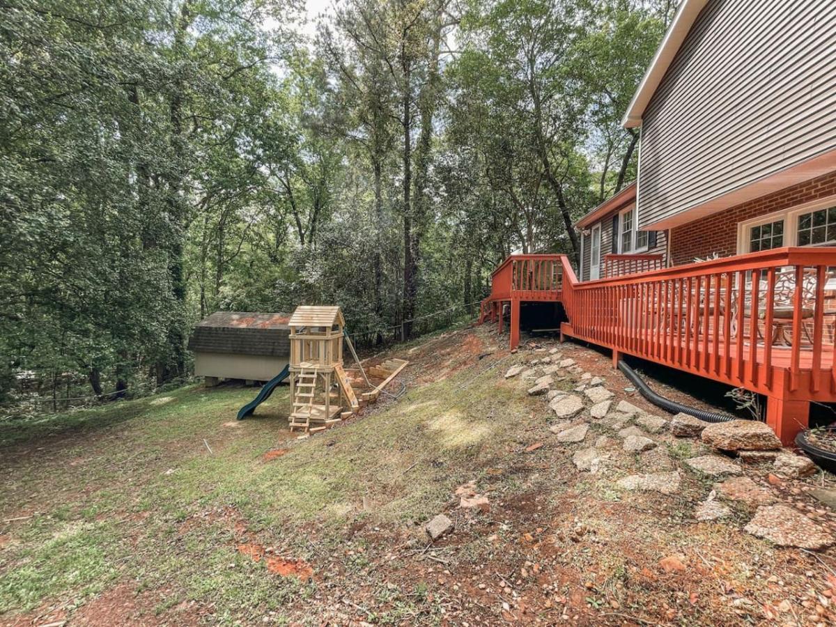 Holiday home Fenced-in 3 Bedroom Swingset, Carport, North Raleigh