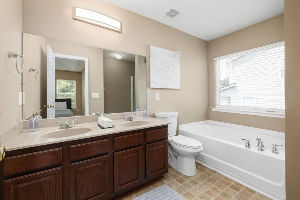 Spacious Home, Large Groups, 5mi From Dt Raleigh! Holiday home