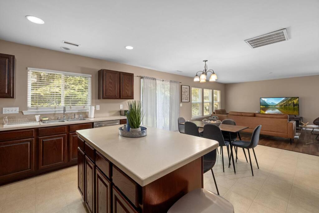 Holiday home Spacious Home, Large Groups, 5mi From Dt Raleigh!