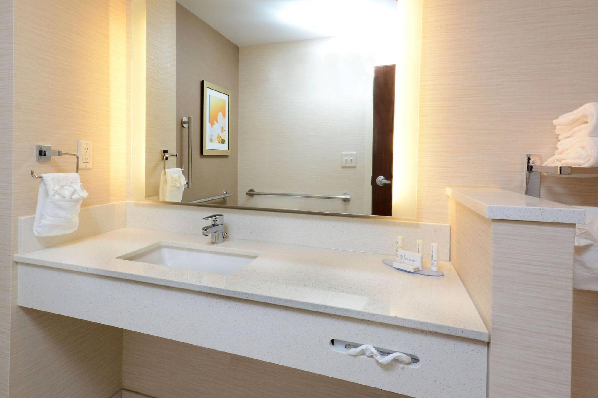 Fairfield & By Marriott Capital Blvd./i-540 Hotel 3*