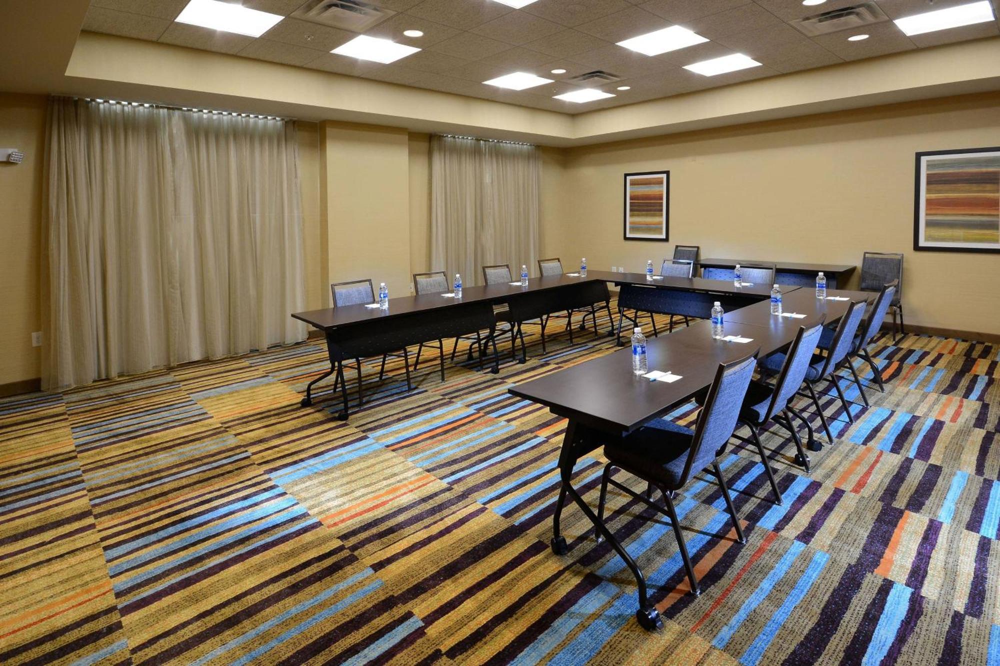 Hotel Fairfield & By Marriott Capital Blvd./i-540 3*