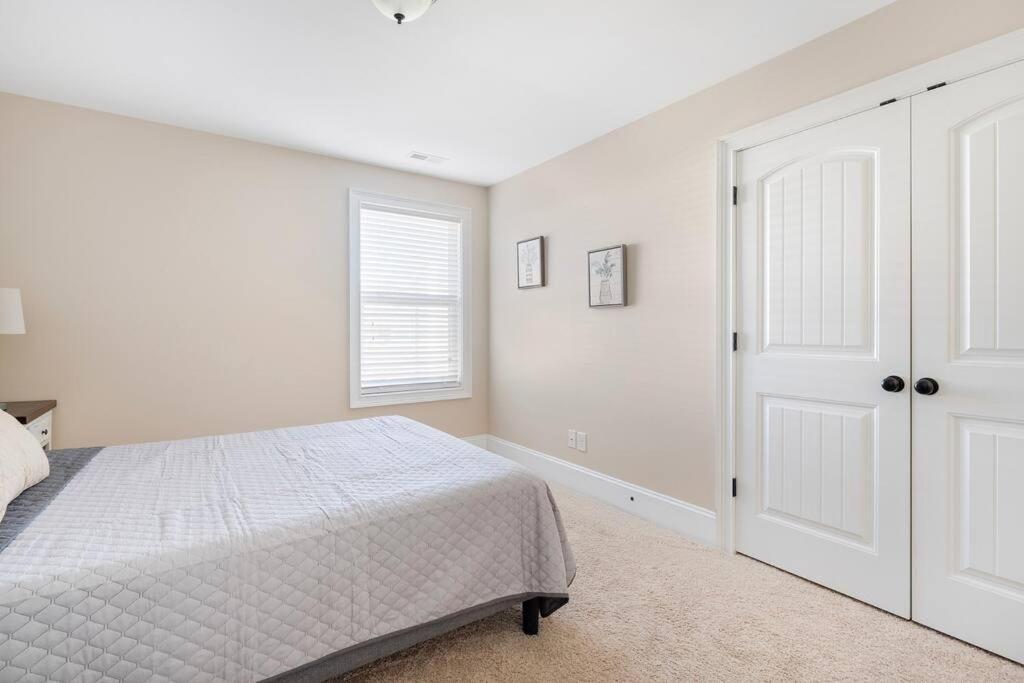 Spacious Family Getaway ~ Fire Pit~ Private Office * Raleigh