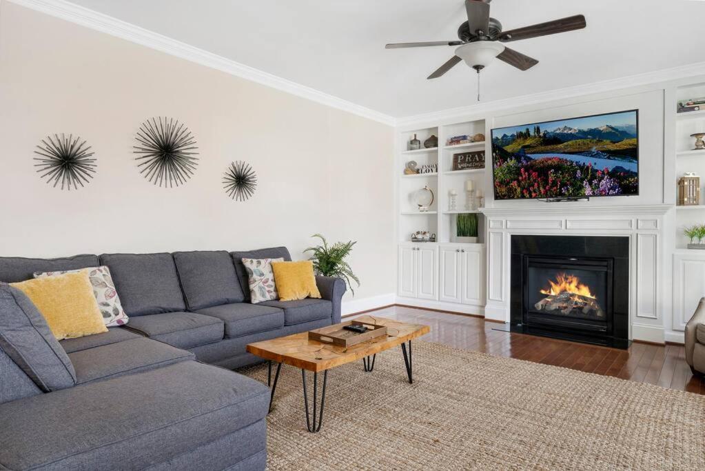Holiday home Spacious Family Getaway ~ Fire Pit~ Private Office Raleigh