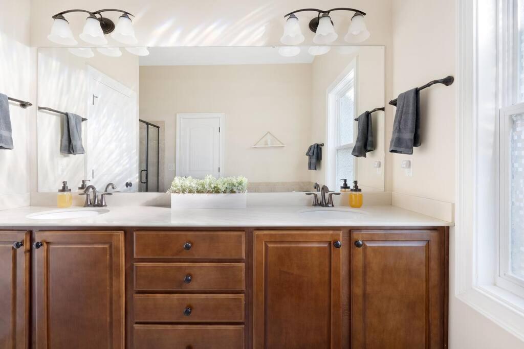 Spacious Family Getaway ~ Fire Pit~ Private Office Raleigh