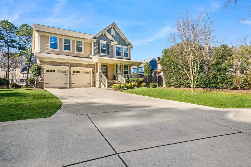 Spacious Family Getaway ~ Fire Pit~ Private Office Raleigh
