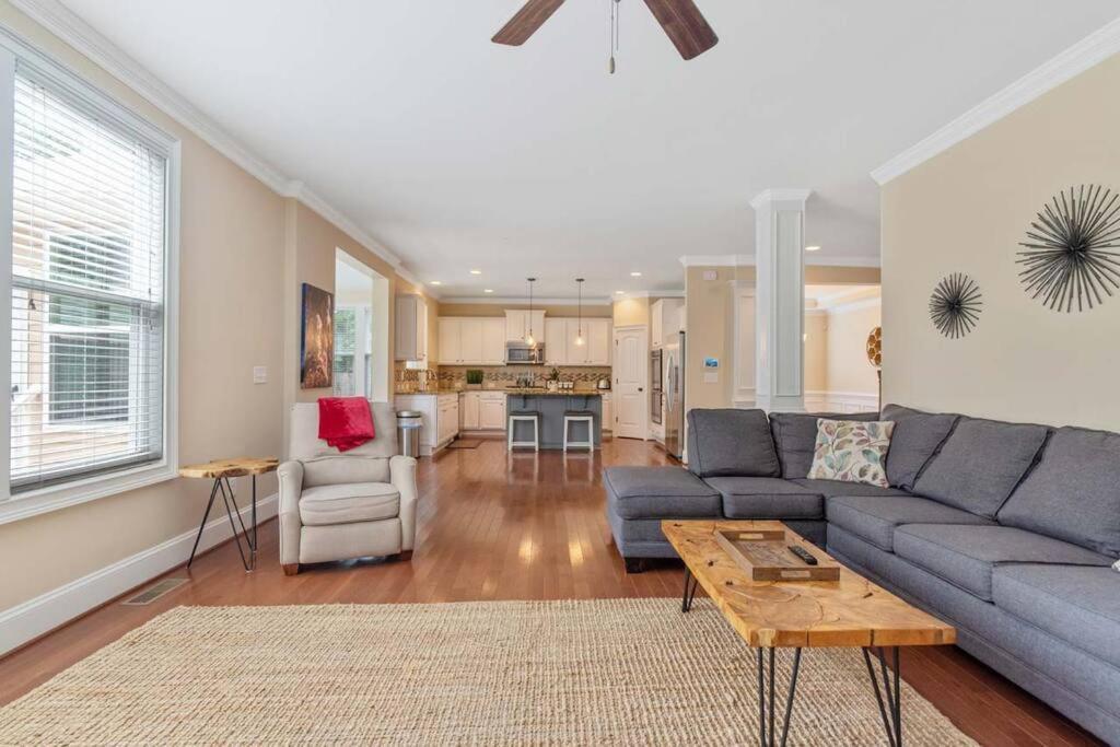 Spacious Family Getaway ~ Fire Pit~ Private Office *