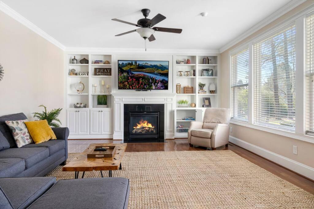 Spacious Family Getaway ~ Fire Pit~ Private Office Raleigh